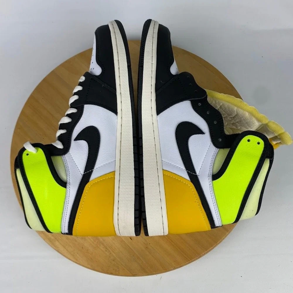 Jordan 1 Retro High OG Mens Size 10 Volt Gold Black White 555088-118 Sneakers
